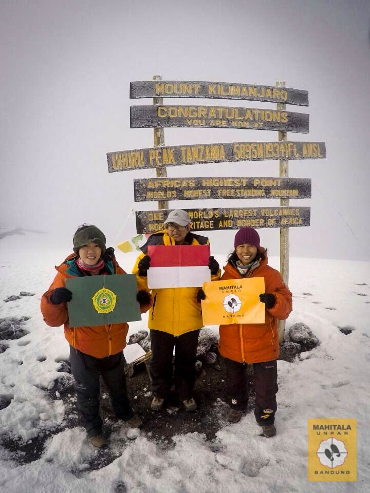 Tiga mahasiswi anggota tim The Women of Indonesia’s Seven Summits Expedition Mahitala Unpar (Wissemu) saat di puncak Gunung Kilimanjaro, Afrika setinggi 5.985 mdpl. Foto : Tim Wissemu Unpar 