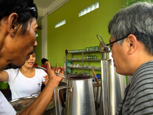Kopitiam Kong Djie berdiri sejak 1943 di Tanjung Pandan, Pulau Belitung. Ia menawarkan kopi yang tak kalah dengan Starbucks. Sayang mereka belum memisahkan para perokok dalam kedai itu, agar aroma kopi tak dirusak asap rokok. ©Sapariah Saturi