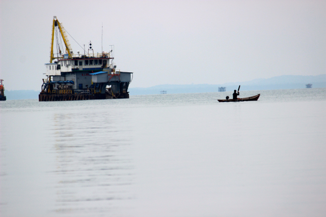  Pantai Bedinding, Belinyu, salah satu daerah yang jadi tujuan wisata. Kini, kapal isap pasir timah bermunculan di Teluk Kelabat, bersanding dengan perahu nelayan. Nelayan Pulau Bangka marah dengan kerusakan laut ©Sapariah Saturi 