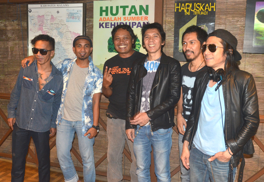 Rosek Nursahid bersama Slank, yang aktif mendukung kegiatan penyelamatan lingkungan Indonesia. Foto: Dok. Rosek Nursahid