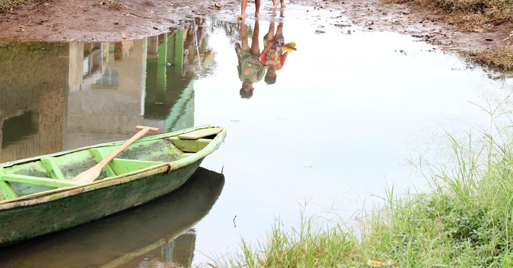 Dua orang anak kecil hedak bermain di area genangan banjir kampung Cieunteung, Baleendah, Kab Bandung pada akhir Desember 2015. Genangan air akibat banjir dihawatirkan membawa berbagai jenis penyakit yang akan mengganggu kesehatan pada anak. Foto : Dony Iqbal