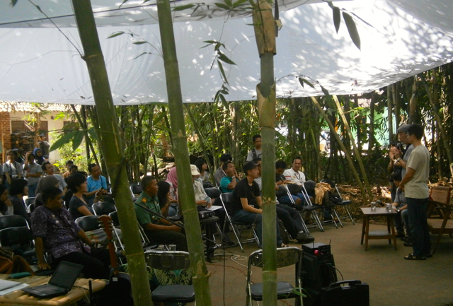 Konferensi dilaksanakan di tengah rerumpunan bambu. Foto: Nusawantoro