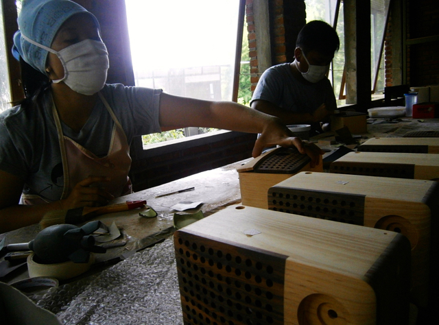 Pembuatan radio kayu Magno karya Singgih Susilo Kartono. Foto: Nuswantoro