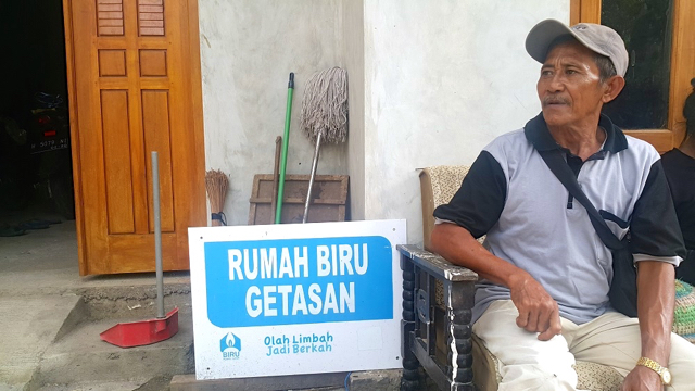 Rumah Biru Getasan sebagai contoh rumah mandiri energi di Kabupaten Semarang, Jawa Tengah. Foto: Tommy Apriando