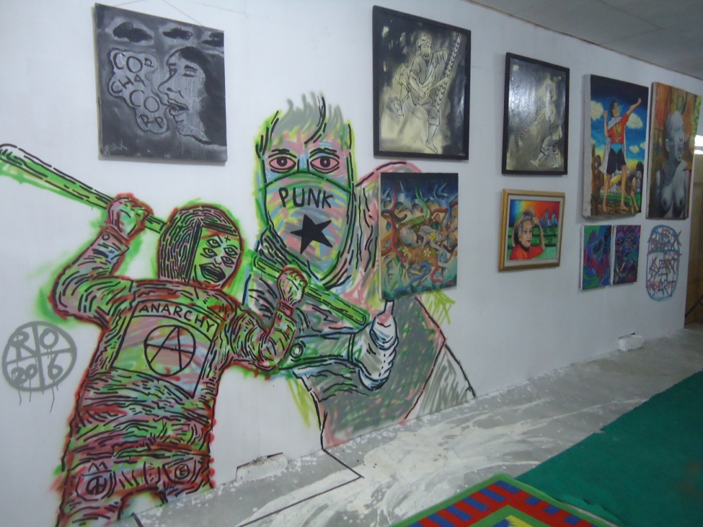 Berbagai karya seni yang dipajang di galery Rumah Hutan Drupadi Palu, Sulawesi Tengah. Foto : Themmy Doaly