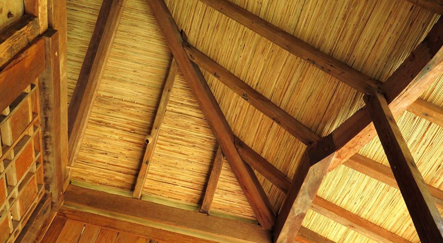 Bagian atas rumah yang dibuat dari kayu bekas dan lampit. Foto: dari Facebook Rumah Intaran