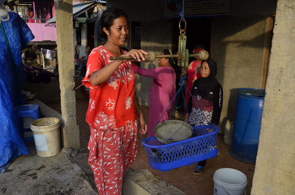 Kepiting hasil tangkapan umumnya dijual di kelompok perempuan Ujung Parappa yang dikelola istri nelayan sendiri di Dusun Binanga Sangkara, Maros, Sulawesi Selatan. Keberadaan usaha kepiting ini dalam dua tahun terakhir berhasil meningkatkan penghasilan nelayan tersebut. Foto : Wahyu Chandra