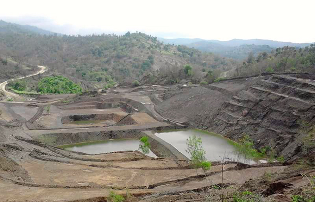 Lubang-lubang tambang hasil dari operasi SMR. Foto: Yustinus Dharma, Walhi NTT