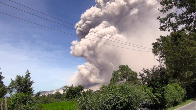 Beginilah saat Gunung Sinabung Erupsi dan mengeluarkan debu vulkanik panas, menyebabkan ribuan warga Karo mengungsi kelokasi lebih aman. Foto: Ayat S Karokaro
