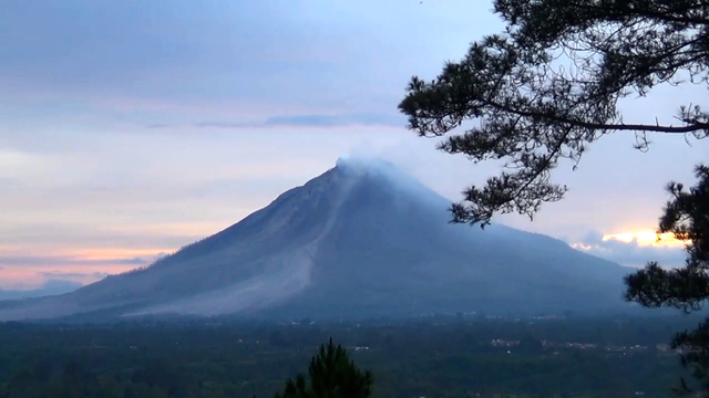 Petang datang di Tanah Karo. Tampak Gunung Sinabung mulai samar terlihat ditutupi debu vulkanik tipis. Foto: Ayat S Karokaro