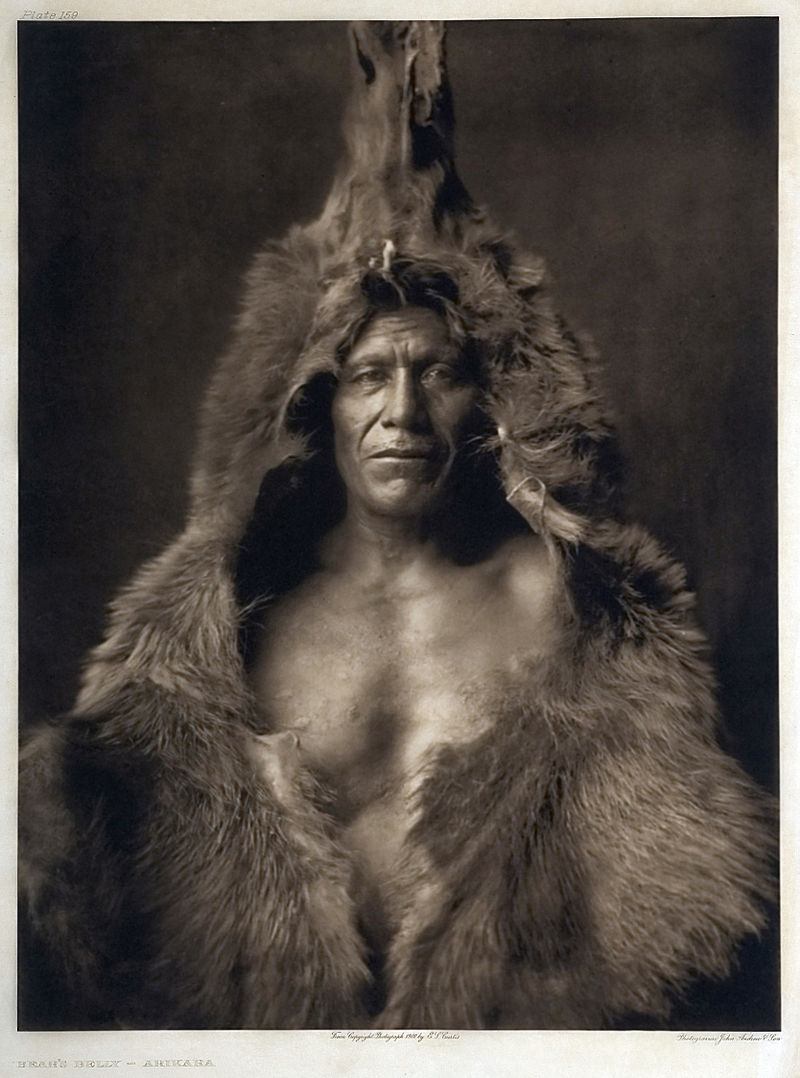 Suku Arikara dengan baju dari kulit beruang. Suku Arikara menjadi inspirasi dalam FIlm Revenant yang dibintangi Leonardo di Caprio. Foto : wikimedia