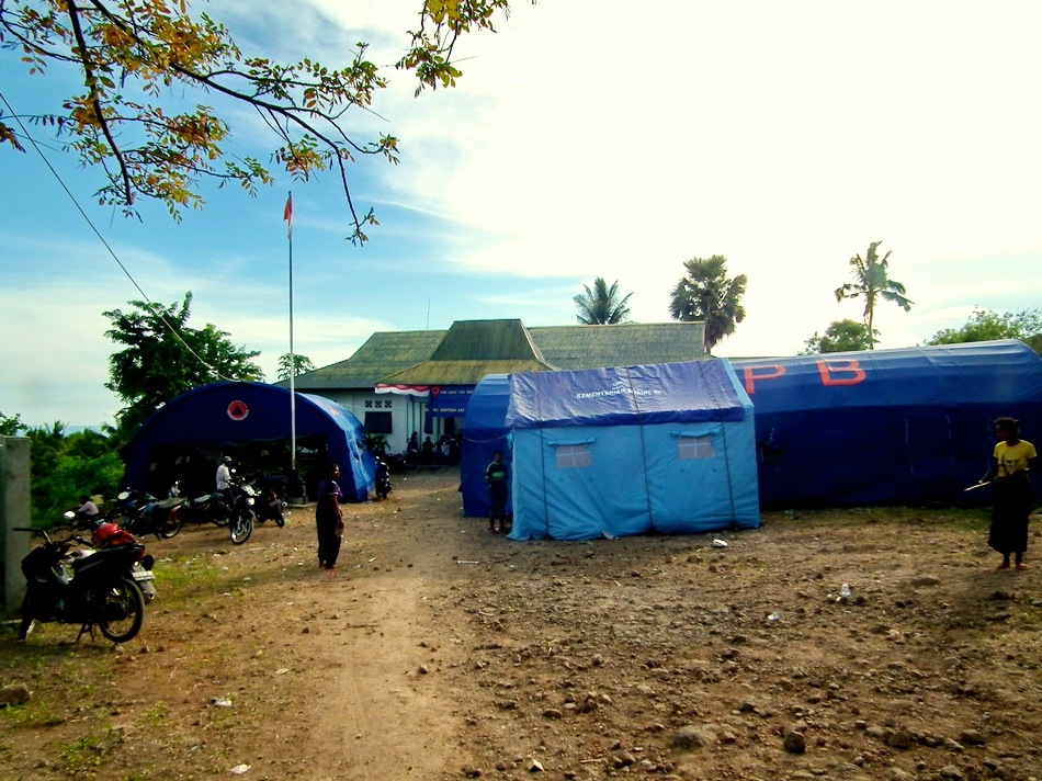 Tenda pengungsi yang disediakan oleh BNPB. Foto: Ebed de Rosary