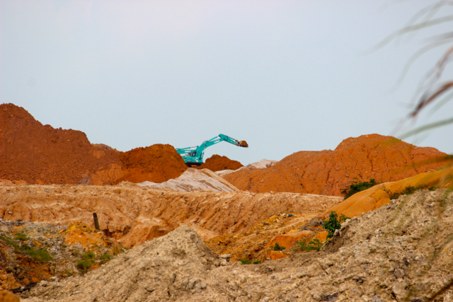 Alat berat tengah mengeruk tanah untuk mengambil mineral yang ada di dalamnya, salah satu timah. @Sapariah Saturi