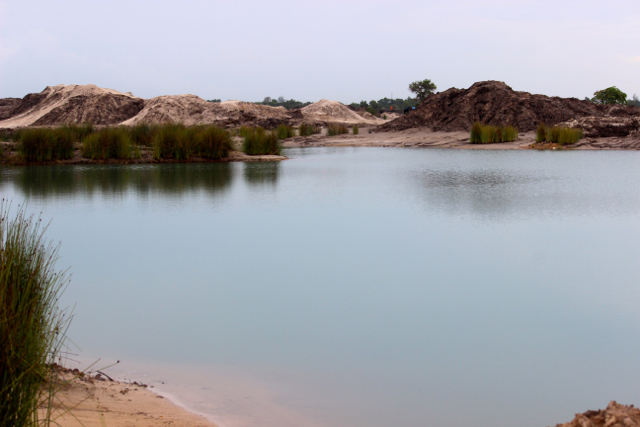 Inilah salah satu kolam tambang di Belitung. Lubang tambang makan sekitar 64 persen dari seluruh permukaan tanah di Pulau Bangka dan Belitung, menurut Jaringan Advokasi Tambang. Jumlahnya, minimal 6,000 lubang, berserakan di setiap jalan. Mayoritas tak ditutup lagi sehingga jadi padang pasir. ©Sapariah Saturi 