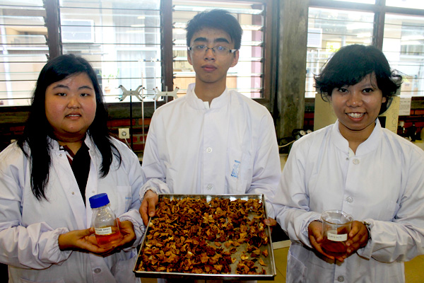 Inilah tiga mahasiswa Surabaya yang berhasil meneliti manfaat kulit buah markisa  untuk pengawet alami minyak goreng bekas. Foto: Petrus Riski