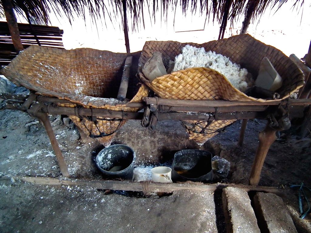 Garam yang sudah dimasak ditiriskan di wadah berbentuk kerucut yang terbuat dari daun pohon Tuak ( Enau ). ( Foto : Ebed de Rosary )