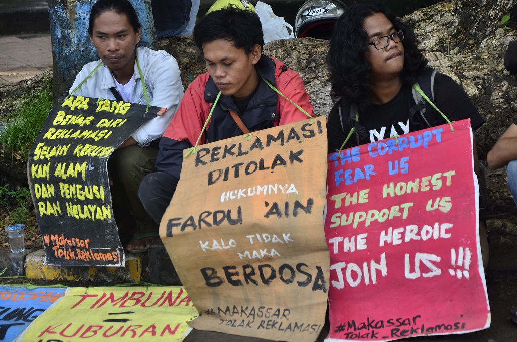 Berbagai bentangan poster dalam aksi penolakan rencana Pemprov Sulsel melakukan reklamasi Pantai Losai terkait proyek CPI atau Wisma Negara. Foto : Wahyu Chandra