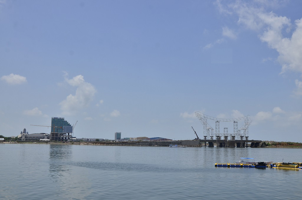 Proyek pembangunan CPI yang mereklamasi Pantai Losari, Makassar, Sulsel. Proyek yang memanfaatkan anggaran APBD Sulsel puluhan miliar, ditentang oleh berbagai elemen masyarakat karena prosedurnya yang cacat. Foto : Wahyu Chandra