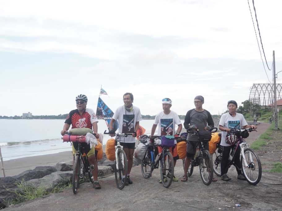 Lima pesepeda anggota Sekretariat Bersama Sepeda (SAMAS) Bali bersepeda keliling Pulau Bali sejauh 410 km sejak Jumat (05/02/2016) sampai Senin (08/02/2016), untuk mengampanyekan gerakan Bali Tolak Reklamasi (BTR). Foto : Anton Muhajir