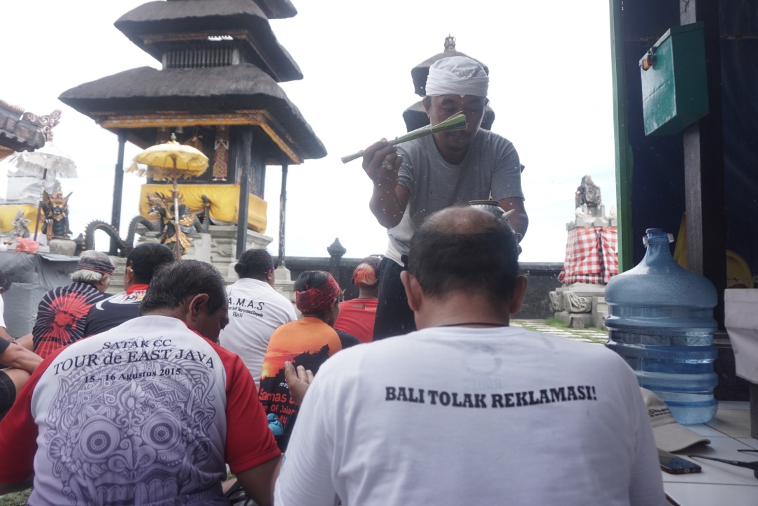 Lima pesepeda anggota Sekretariat Bersama Sepeda (SAMAS) Bali bersepeda keliling Pulau Bali sejauh 410 km sejak Jumat (05/02/2016) sampai Senin (08/02/2016), untuk mengampanyekan gerakan Bali Tolak Reklamasi (BTR). Selama diperjalanan, mereka mampir bersembahyang di daerah yang mereka lewati. Foto : Anton Muhajir