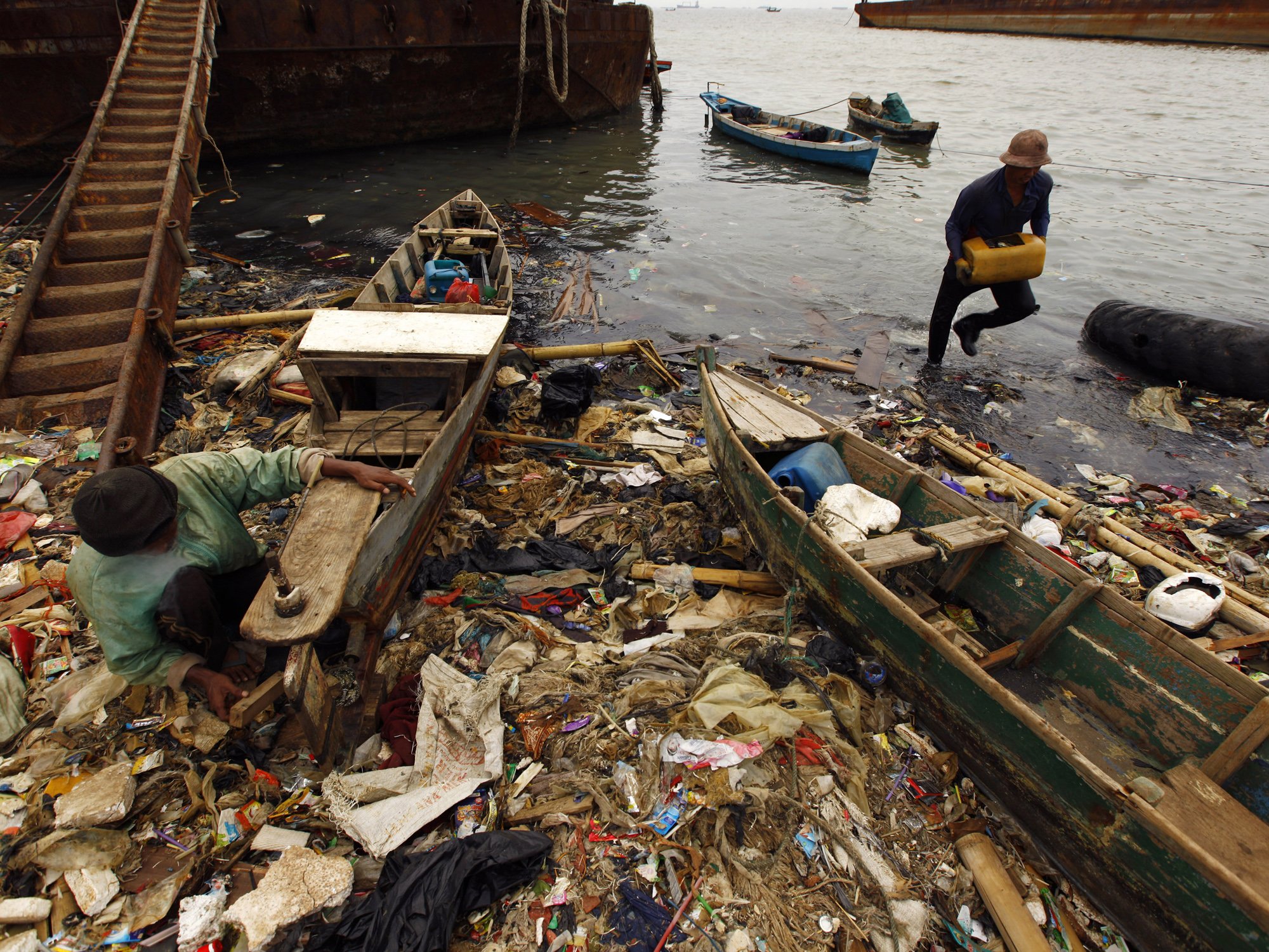 Genangan sampah ini terlihat di Cilincing, Jakarta Utara, pada 5 Juni 2013. Foto: Beawiharta/Reuters