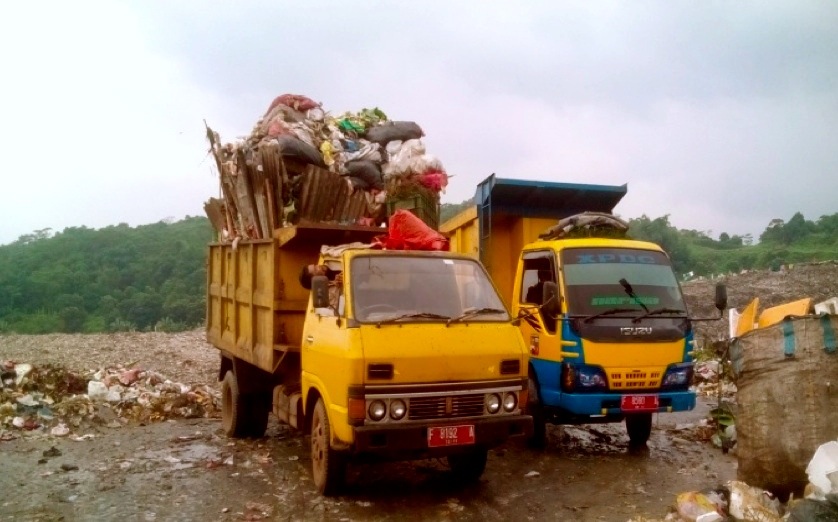 Truk sampah di TPA Galuga. Terlihat bagaimana truk "dimodifikasi" agar mampu mengangkut lebih banyak sampah. Foto: LP Hutahaean