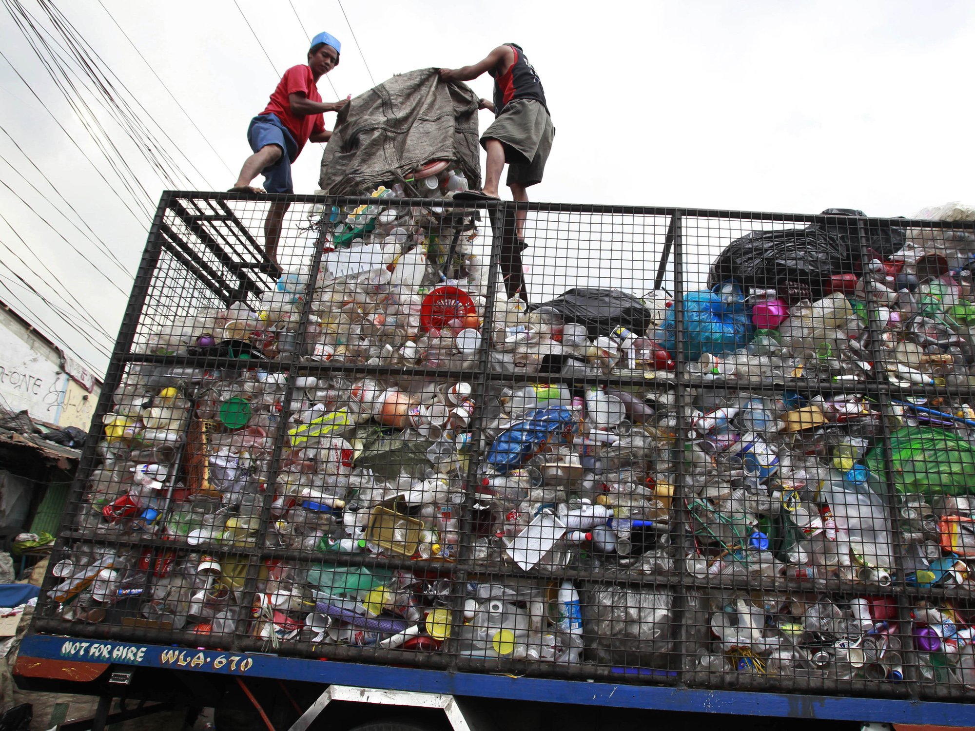 Tumpukan sampah botol plastik yang diangkut dengan truk di Manila, Filipina. Foto: Romeo Ranoco/Reuters