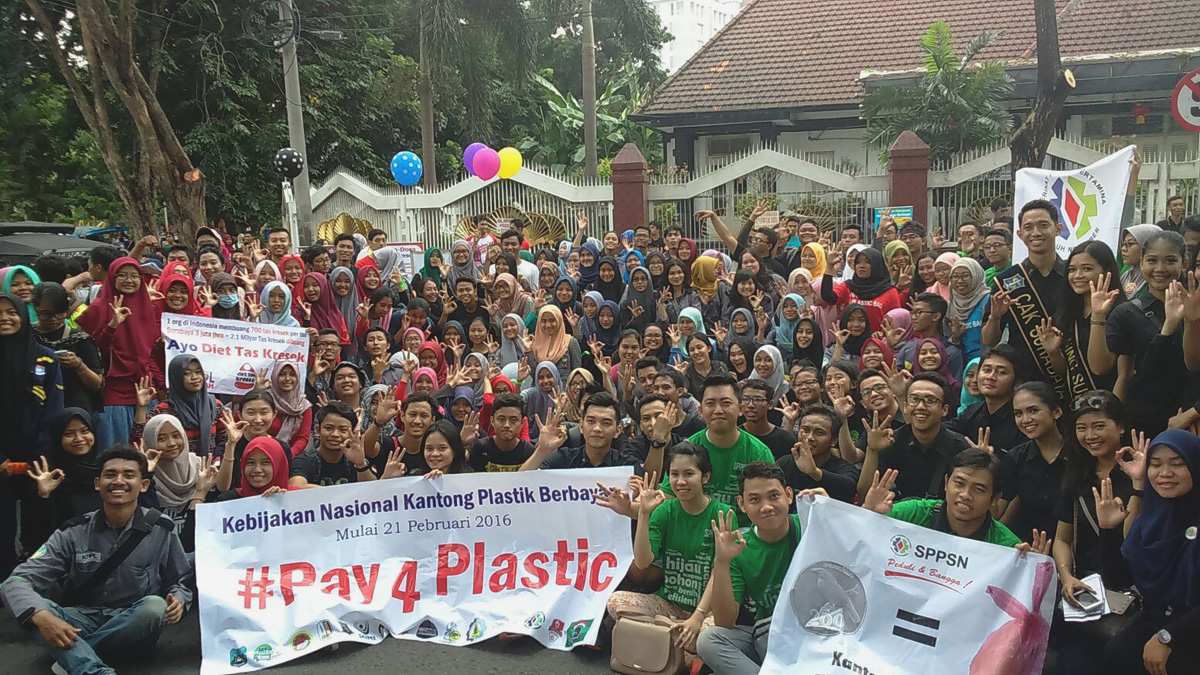 Suasana kampanye diet kantong plastik di arena car free  day di Raya Darmo- Taman Bungkul, Surabaya. Foto: Petrus Riski