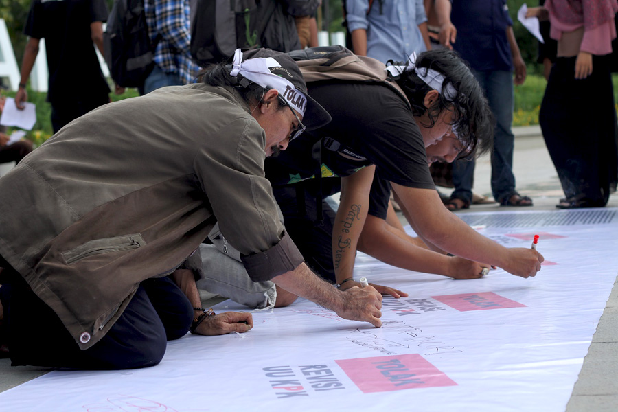 Perwakilan masyarakat Kalimantan Barat menandatangani Petisi Tolak Revisi UU KPK. Foto: Andi Fachrizal