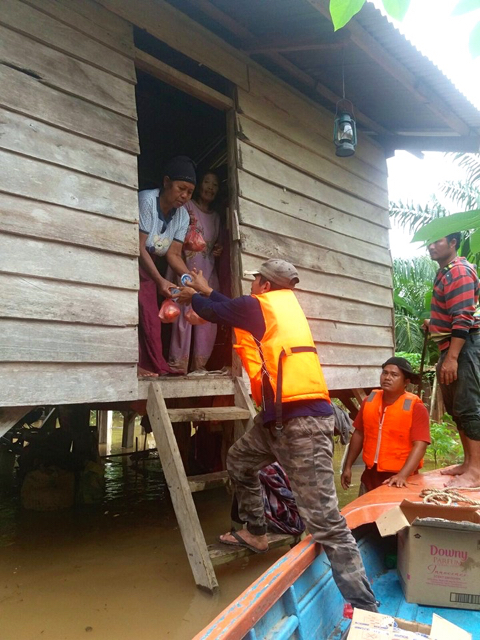 Banjir di Riau, juga terjadi di pedalaman yang hanya bisa dicapai dengan seepdboat hingga evakuasi mengalami kesulitan. Foto: BNPB