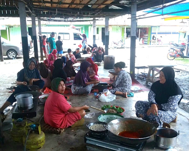Warga yang mengungsi karena banjir di Rokan Hilir, Riau. Foto: BNPB
