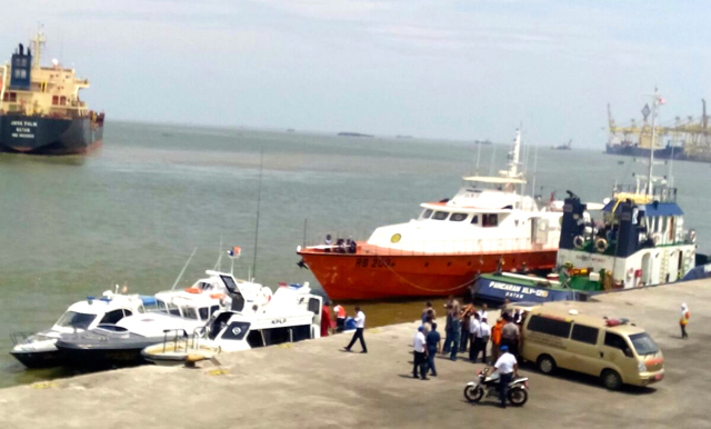 Human deras dan angin kencang mengaramkan tiga kapal nelayan di Perairan Belawan. Dua nelayan tewas. Foto: Ayat S Karokaro