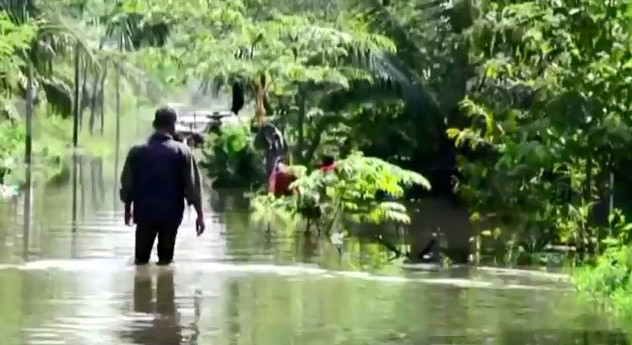 Banjir menggenangi tiga kabupaten di Sumut, Selasa pagi, air mulai surut. Foto: Ayat S Karokaro