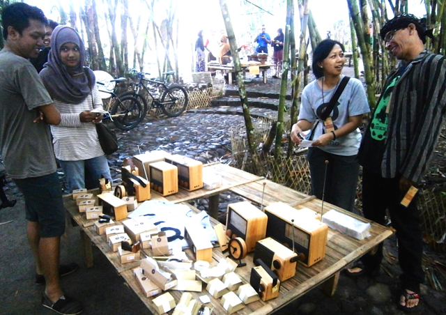 Radio kayu "Magno" di Pasar Pampringan, Temanggung. Foto: Nuswantoro