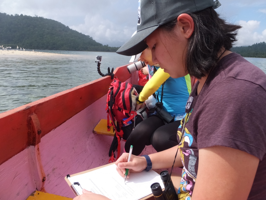 Tim survei yang berhasil memantau keberadaan dara-laut cina di dekat Pulau Seram, Maluku. Foto: Simba Chan