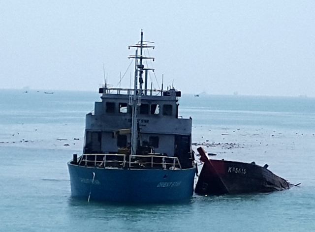 Dua kapal ikan ilegal ini pasca peledakan, pelahan tenggelam. Foto: Ayat S Karokaro