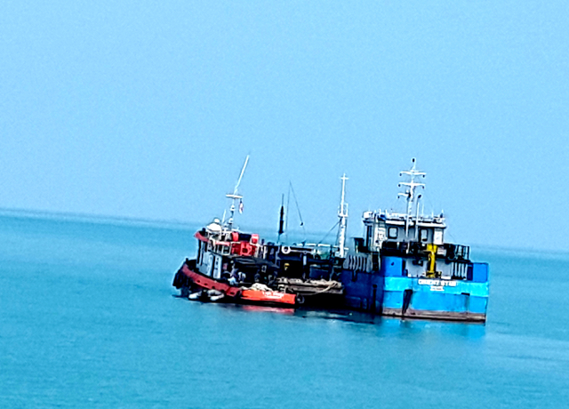 Dua kapal ikan asing ilegal ini sesaat sebelum peledakan. Foto: Ayat S Karokaro