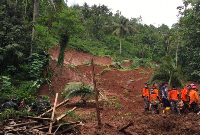 Tim SAR Gabungan berusaha evakuasi korban longsor di Purworejo. Foto: BNPB