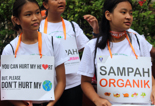 Generasi muda dari berbagia sekolah, berbagai komunitas ikut berperan serta dalam Gerakan Indonesia Bebas Sampah 2020. Foto: Sapariah Saturi