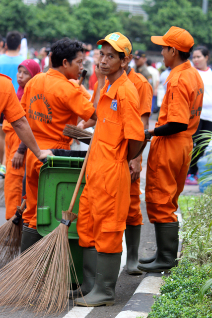 Bukan hanya tugas mereka. Para petugas kebersihan di Jakarta, yang sehari-hari bergulat dengan sampah-sampah di berbagai tempat. Masalah sampah, mesti menjadi kepedulian semua pihak, menjaga kebersihan bukan hanya pekerjaan petugas kebersihan ini. Foto: Sapariah Saturi