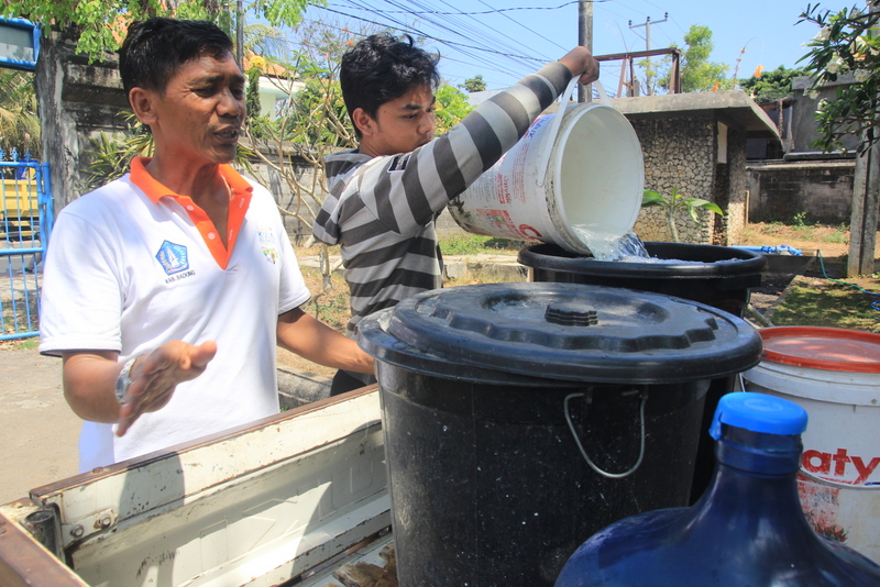 Sebuah keluarga mencari pasokan air saat air PDAM macet di Jimbaran, Bali. Saat ini pulau Bali menghadapi krisis air karena berbagai faktor. Foto : Luh De Suriyani