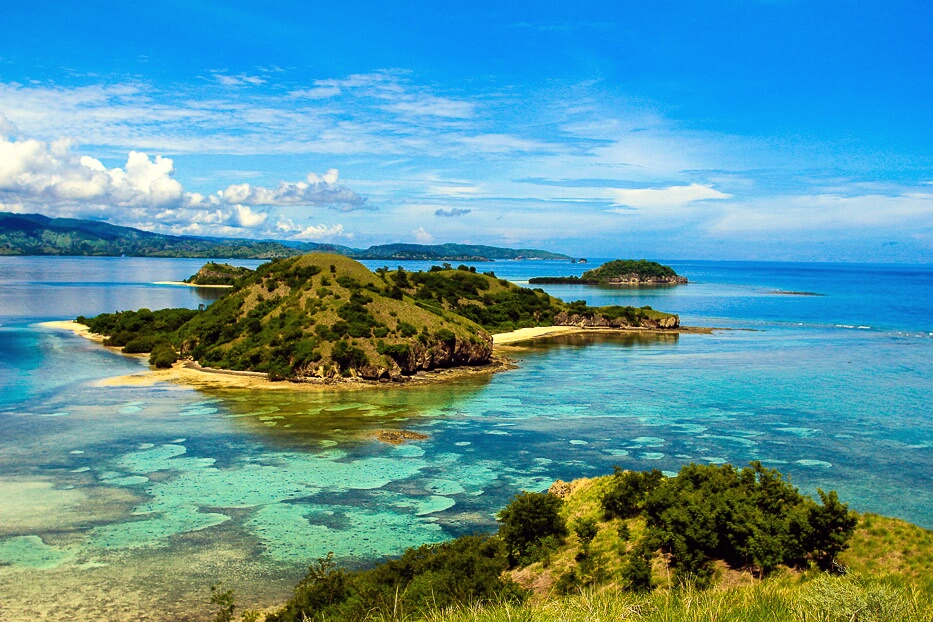 Pemandangan indah di salah satu pulau di Taman Laut 17 pulau riung, Ngada, Flores. Foto : Indonesia Travel