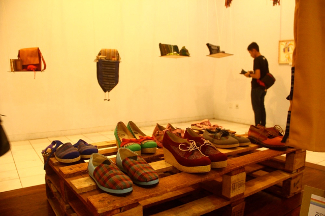 Tenun tak hanya menjadi kain, juga produk lain seperti sepatu. Foto: Tommy Apriando