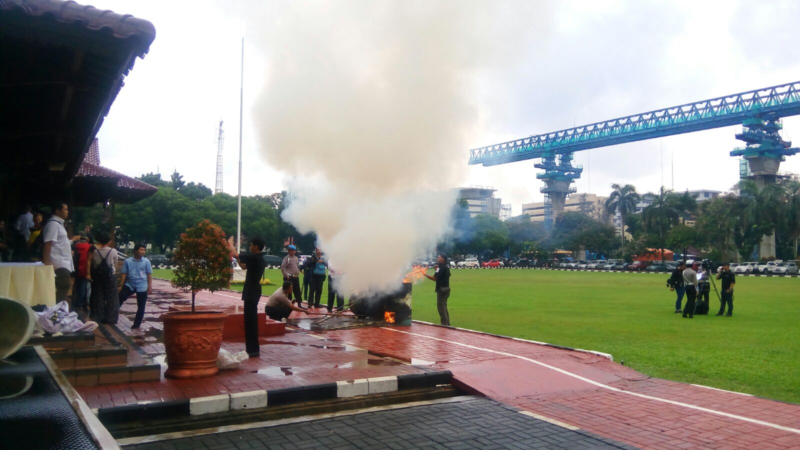 Pemusnahan barang bukti bagian kulit satwa liar dilindungi sitaan dari operasi, dimusnahkan oleh aparat berwajib di Lapanga Bhayangkara Mabes Polri, Jakarta, pada Selasa (02/02/2016). Foto : WCU