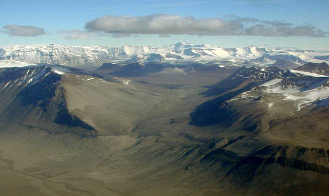 McMurdo Dry Valleys yang disebut sebagai tempat terkering di dunia. Sumber: Antarcticsun.usap.gov