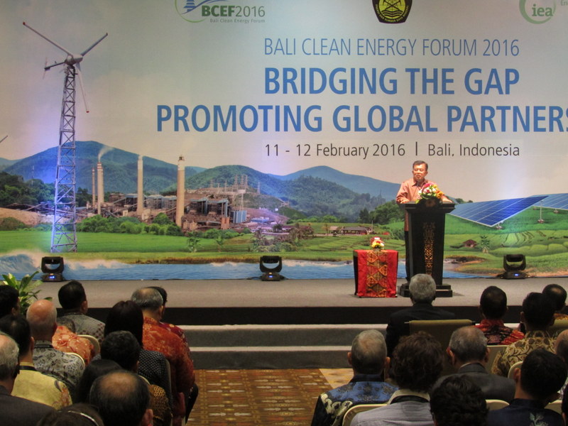 Wakil Presiden Jusuf Kalla membuka Bali Clean Energy Forum (BCEF) 2016 di Bali. Wapres menyatakan Indonesia serius mengembangkan energi terbarukan. Foto : Luh De Suriyani