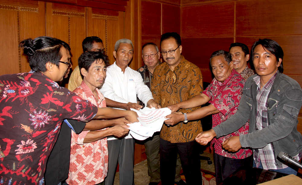 Aktivis lingkungan dan perwakilan warga Lakardowo menemui Wakil Gubernur Jatim Saifullah Yusuf untuk menyampaikan tuntutan mereka terkait PT.PRIA. Foto: Petrus Riski