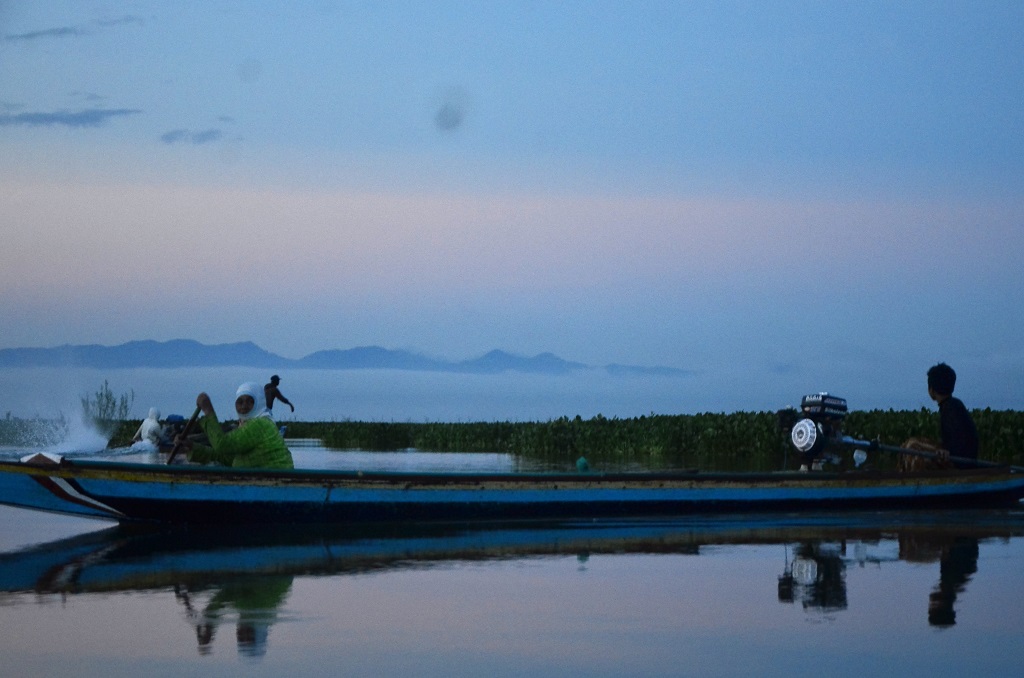 Terdapat sekitar 3000 nelayan di Danau Tempe, Kabupaten Wajo, Sulawesi Selatan yang ruang tangkapannya semakin menyempit seiring dengan adanya upaya komersialisasi dari Pemda setempat. Foto : Wahyu Chandra