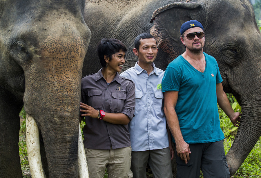 Leonardo DiCaprio mengunjungi CRU Serbajadi Aceh Timur, Aceh yang didampingi Rudi Putra (FKL) dan Farwiza Farhan (HAkA). Foto: Paul Hilton