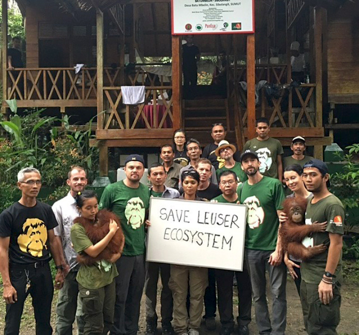 Leonardo DiCaprio saat mengunjungi Pusat Karantina Orangutan di Sibolangit, Sumatera Utara. Foto: Instagram Leonardo DiCaprio